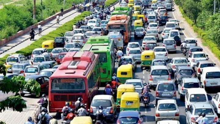 केन्द्र सरकार के नये कानून से धीमी हुई वाहनो की रफ्तार पेट्रोल टंकियो पर लगी लंबी लाइन की कतार